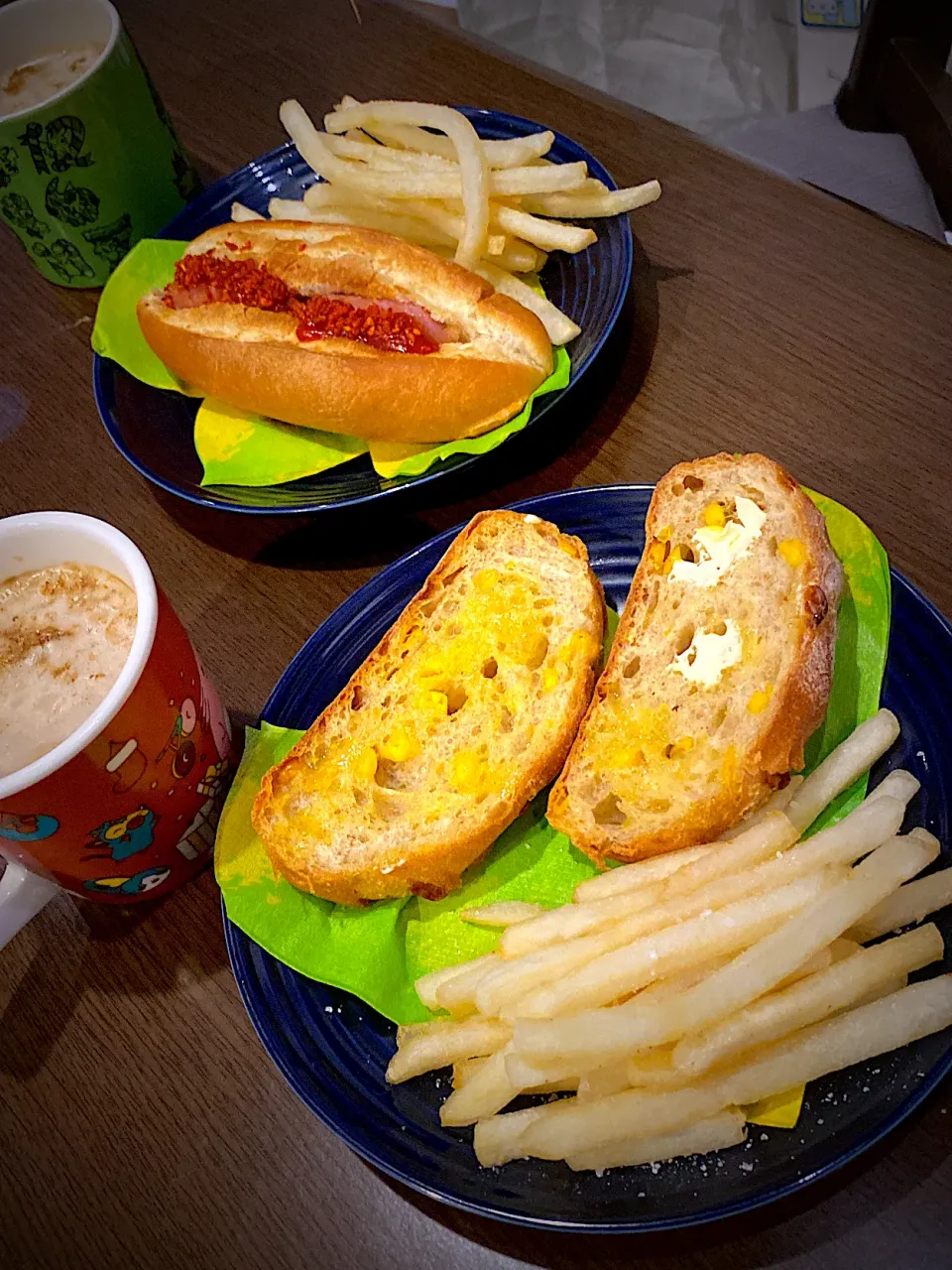 Snapdishの料理写真:ホットドッグ🌭　トマトソース　クリスピーチキンシーズニング　フレンチフライ🍟　カプチーノ☕️|ch＊K*∀o(^^*)♪さん