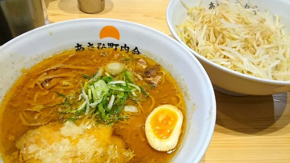 Snapdishの料理写真:【蔓防期間は19:30 L.O】
あさひ町内会
20年前に恋した味噌ラーメン
（生姜多め、900円）
＋もやし（別皿、100円）
＠板橋区役所前4分
（赤羽から徒歩42分）
22050|大脇さん