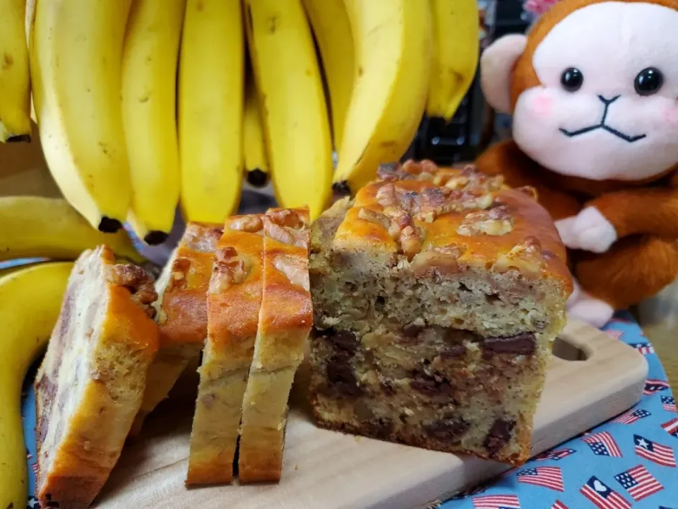 ペンギンさんの料理 オリーブオイルでヘルシー
🍌バナナとザクザクチョコ&胡桃のパウンドケーキ🍫|みよぱさん