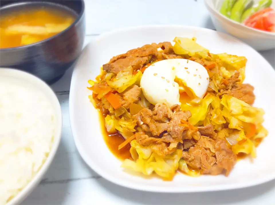 豚肉と春キャベツの旨辛味噌炒め〜半熟玉子を絡めて召し上がれ♡|ゆっきー♪さん