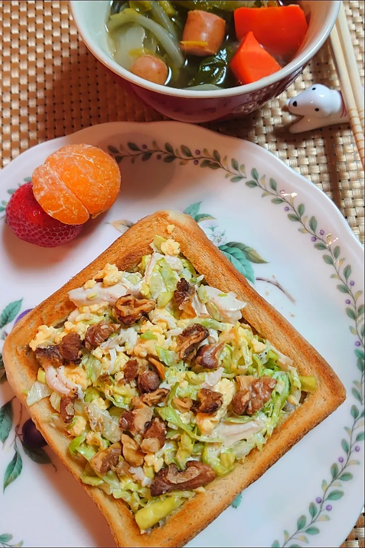 食パンにキャベツ卵鶏肉炒めでオーブンサンドと野菜のコンソメスープで朝ご飯🌅|ポチさん