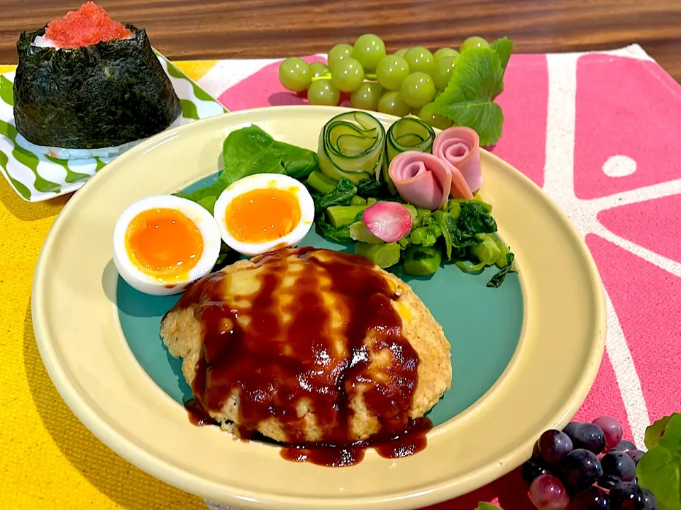 🌼大豆のお肉のチーズハンバーグ✧︎おひとり様ランチ🍴🍙|🌼はなちゃん🌼さん