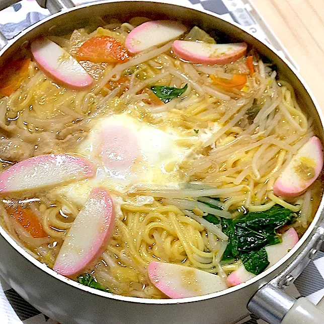 Snapdishの料理写真:美味しいモツ鍋のスープで煮込みラーメン♬|panchiさん