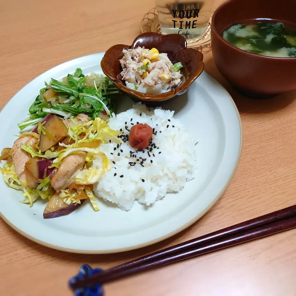 Snapdishの料理写真:【夜ごはん】
キャベツとさつま芋と鶏むね肉の甘辛煮
水菜の中華クラゲ和え
大根ツナサラダ
みそ汁|Rie*さん