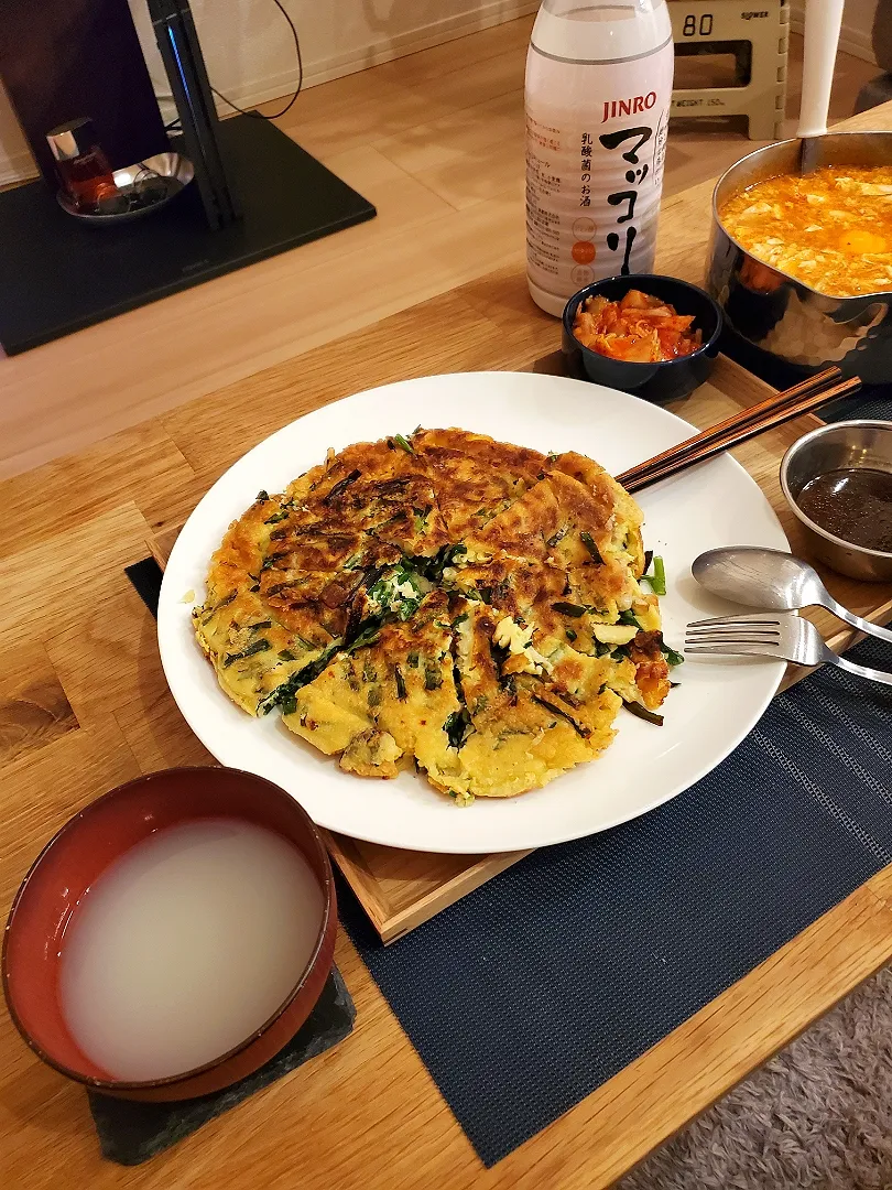 チヂミとスンドゥブチゲとキムチ

ごま油でカリカリ＾＾
スンドゥブも美味しいです

ソジュも良いけどマッコリで|野津政人さん