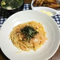 Snapdishの料理写真:明太子パスタ。
鶏手羽焼き。
ワカメスープ。|mokoさん