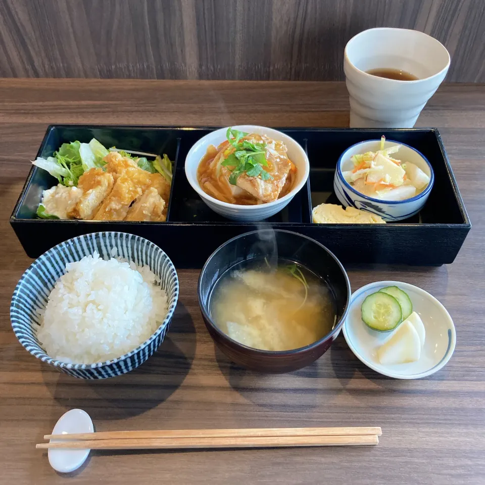 鶏カレー南蛮　鮭と豆腐のきのこあんけ　白菜とりんごのサラダ🍎🥗|ちゃみこさん