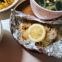 Snapdishの料理写真:カレイのホイル焼き＊ニラ玉＊コーンとわかめの中華スープ|ぽぷらさん