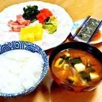 朝ごはん🍚🍳🍴⑅*॰ॱ

春菊の胡麻和えが.ご飯によく合います🍀
味噌汁はジャガイモも入れました🍜|あけみぃ🎵さん