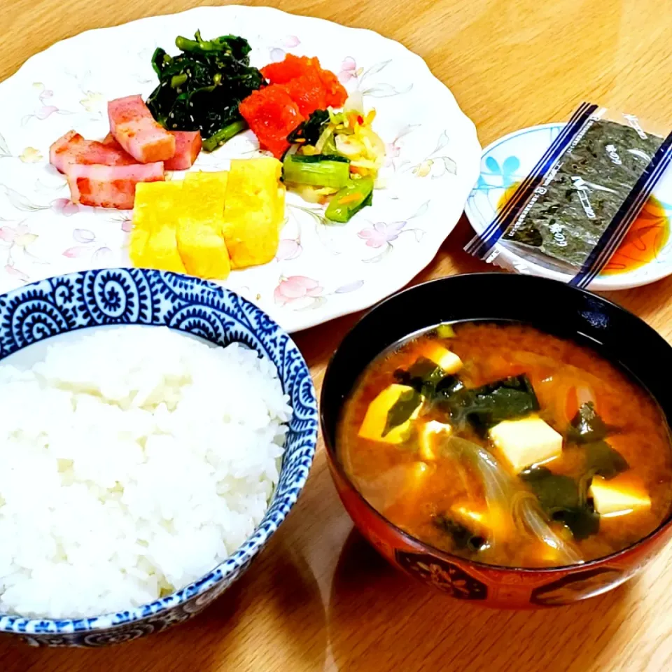 朝ごはん🍚🍳🍴⑅*॰ॱ

春菊の胡麻和えが.ご飯によく合います🍀
味噌汁はジャガイモも入れました🍜|あけみぃ🎵さん