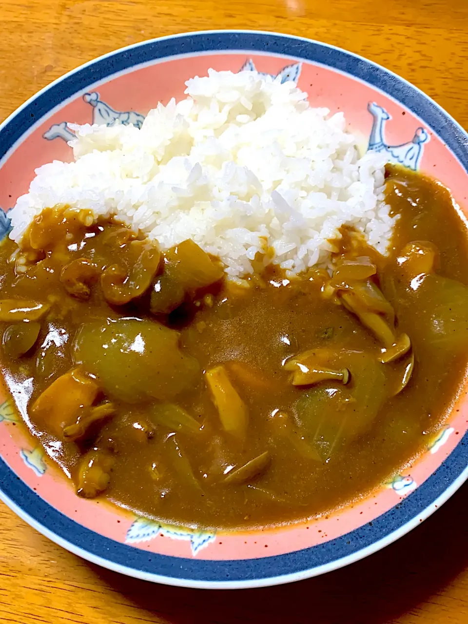 玉ねぎを丸太で煮込んで作った玉ねぎたっぷりシーフードカレー^_^|きよっさんさん