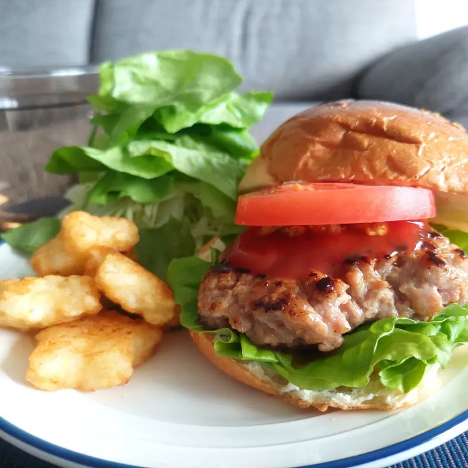 Snapdishの料理写真:ハンバーガー🍔ランチ|しあるさん