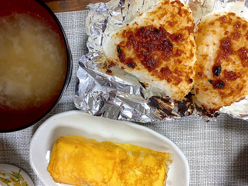 マルコメさんありがとう❤️プラス糀無添加糀美人のお味噌汁、醤油麹で焼きおにぎり、卵焼き🥚|1614さん