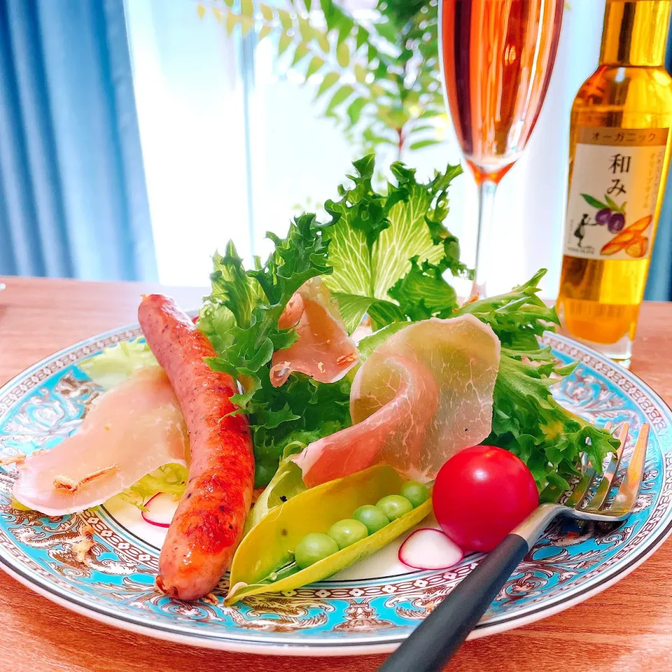 昼からワイン🍷　お供は生ハムとソーセージのサラダ🥩🥗　　オリーブオイルをかけて❗️|Sの食卓さん