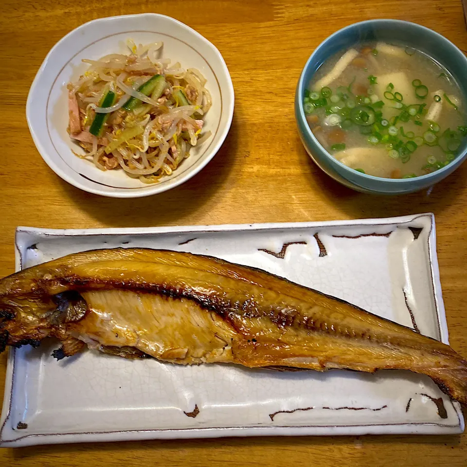 ホッケの干物と、もやしと胡瓜の中華和えと、なめこと豆腐の味噌汁|もえさん