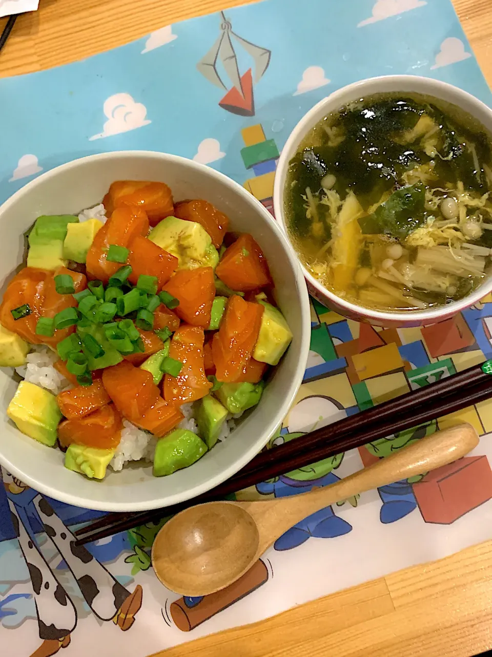 ポキ丼　&   えのきとワカメの卵スープ|ぺろたんさん