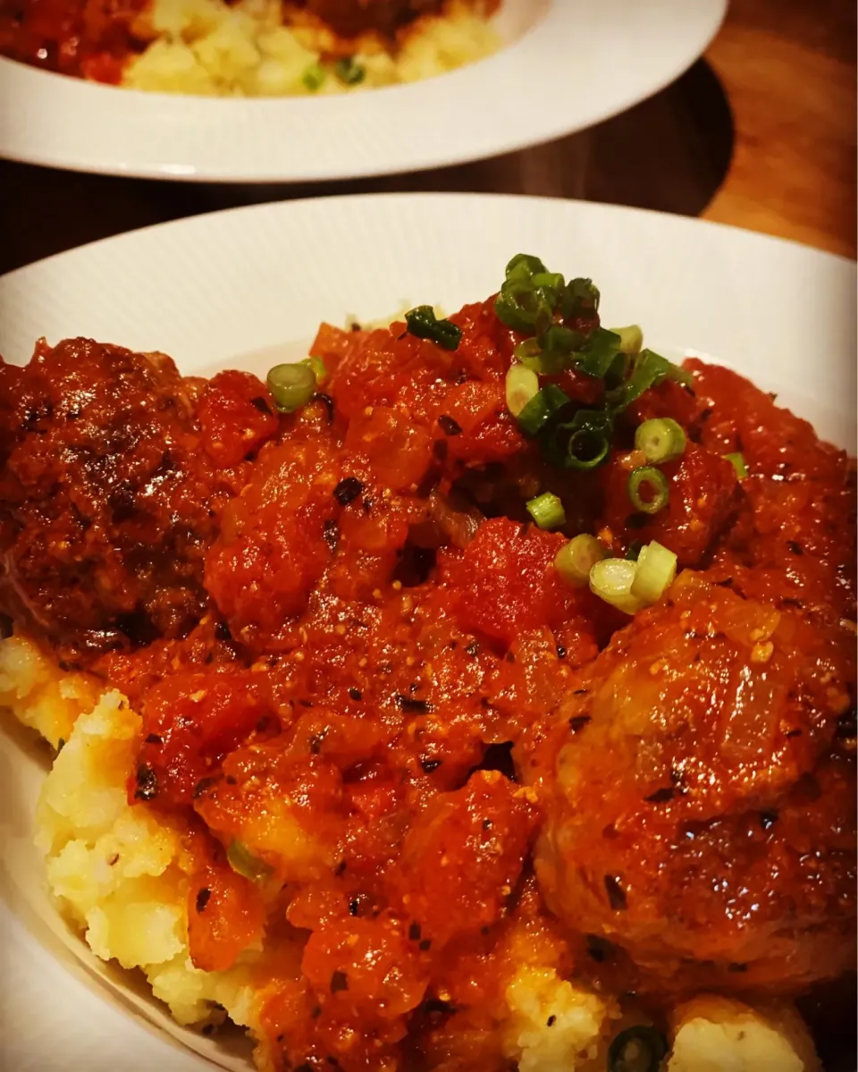 Dinner ! Dinner ! Dinner ! 
Spicy Homemade Beef Meatballs in Rich Tomato & Basil 🌿 Sauce with Mash Potato & Chives 
#mashpotatoes 
#meatballs #homecooking 
#ho|Emanuel Hayashiさん