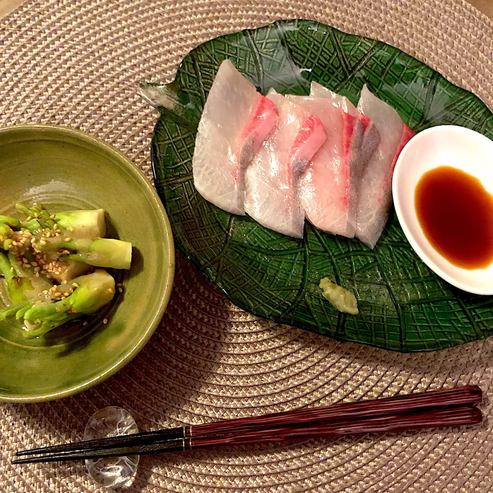 Snapdishの料理写真:晩酌☆たらの芽の塩麹味噌和えとかんぱちのお刺身|Yuka Tさん