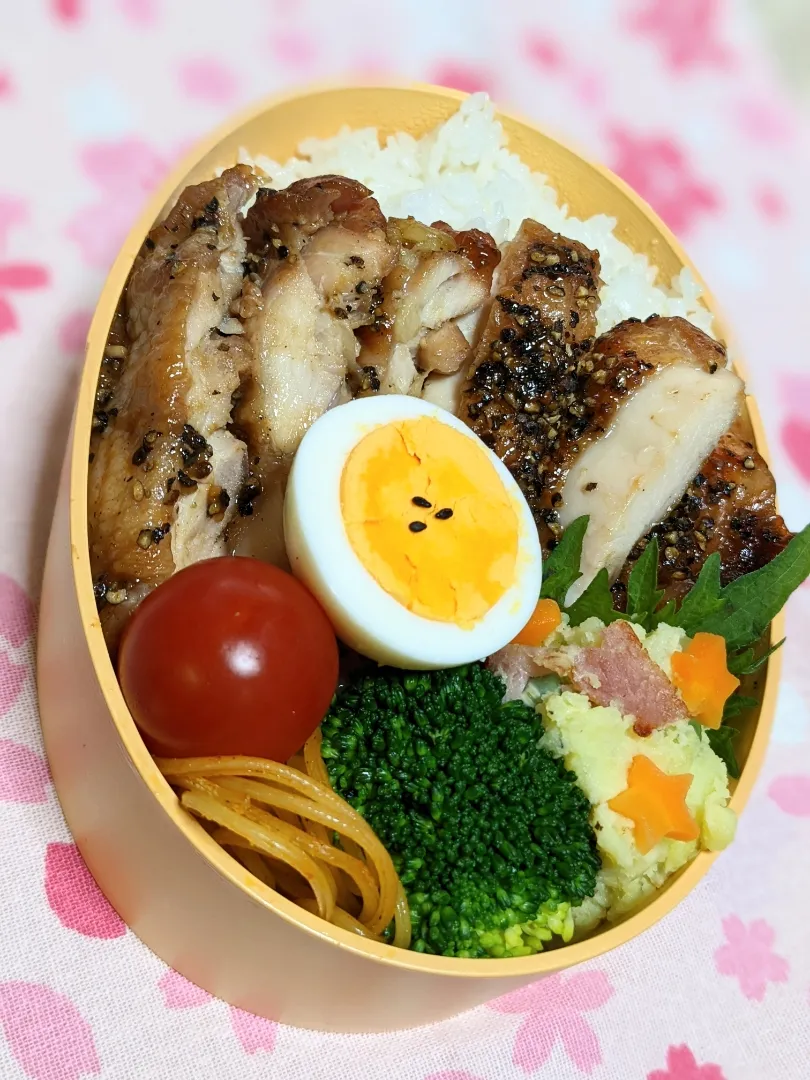 鶏もも胡椒焼き弁当〜。ポテサラ添|f.1125beさん