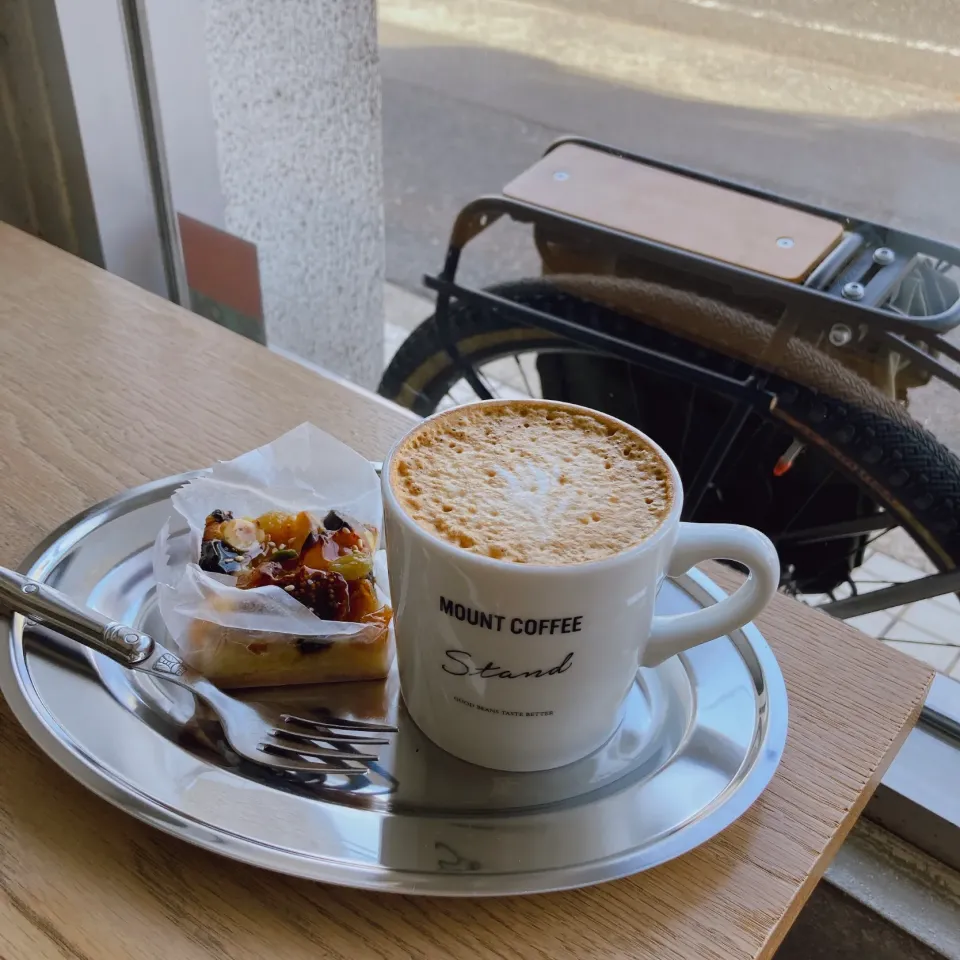 ドライフルーツのタルトとカフェラテ🥧☕️|ちゃみこさん