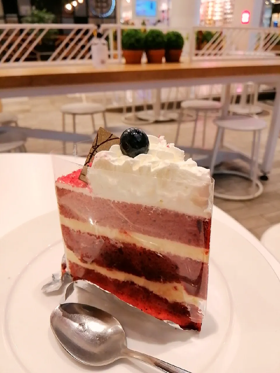 1st time having red velvet cake in Ringwood  shopping mall Melbourne Australia|Heby Lowさん