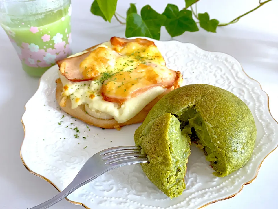 緑茶クリームパン🍵＆れんこんとチキンのフォカッチャ🍞|lalapoさん