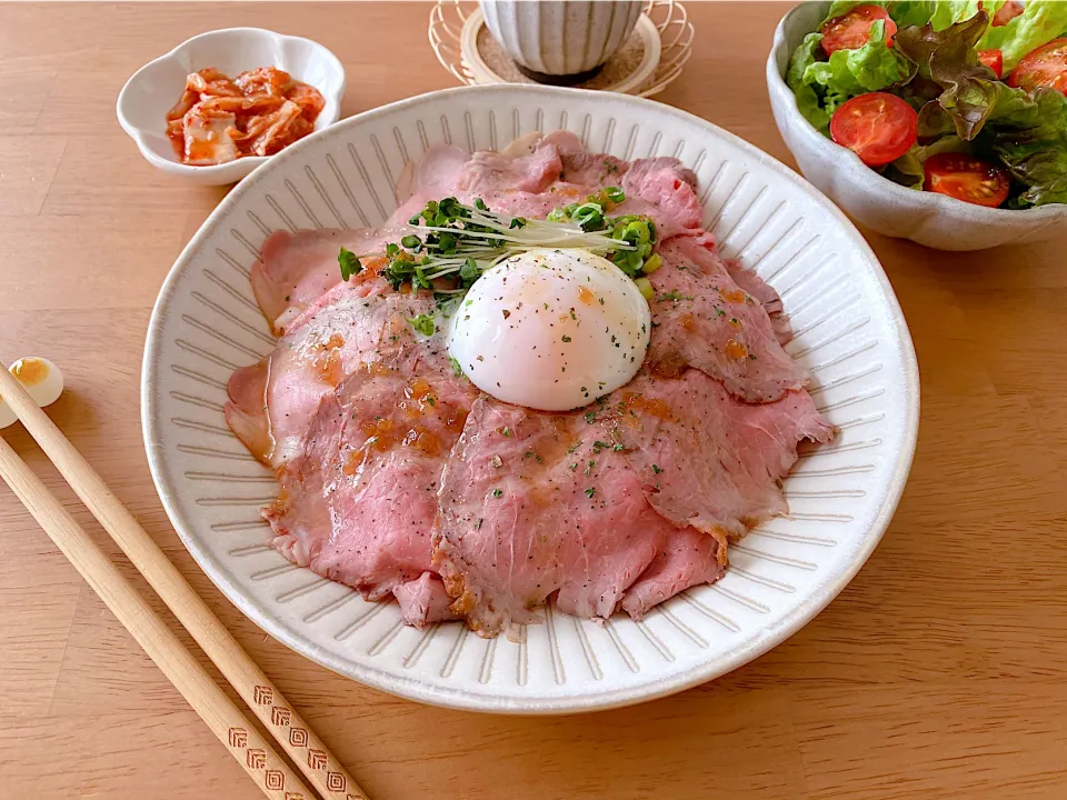 Snapdishの料理写真:ローストビーフ丼🥩🥗|K.Choさん