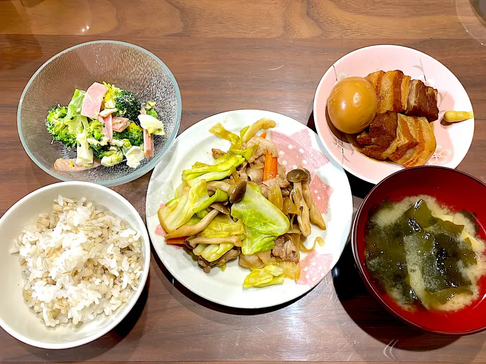 豚肉と野菜のオイマヨ炒め　わかめとじゃがいもの味噌汁　豚の角煮　ブロッコリーと卵のマヨ和え|おさむん17さん