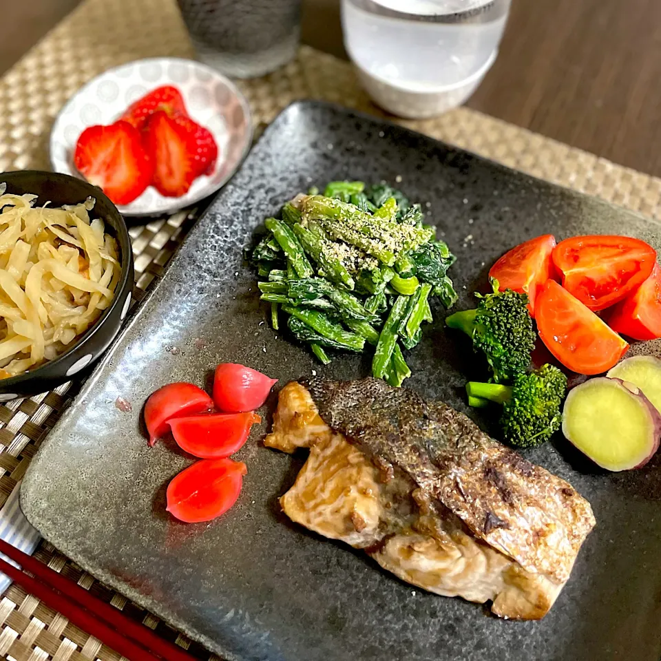 Snapdishの料理写真:3/7晩ご飯：天然鰤の醤油麹焼き|ななみんさん