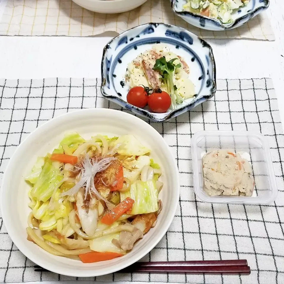 Snapdishの料理写真:焼きうどん
ウインナー入りポテトサラダ
卯の花(※既製品☺️)|ひぃちゃんさん