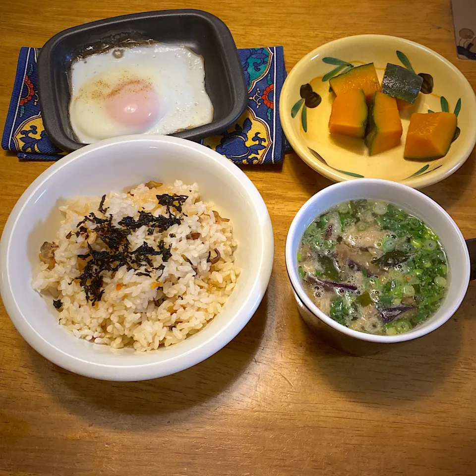 朝ご飯　あさりご飯と、茄子の味噌汁と、南瓜の煮物と、目玉焼き|もえさん