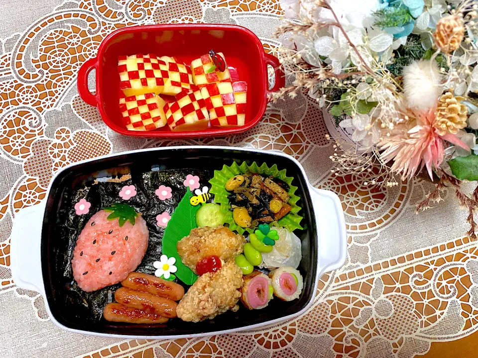 2022.3.8はいちごが嫌いな娘のミニいちごおにぎり弁当😂|makoさん