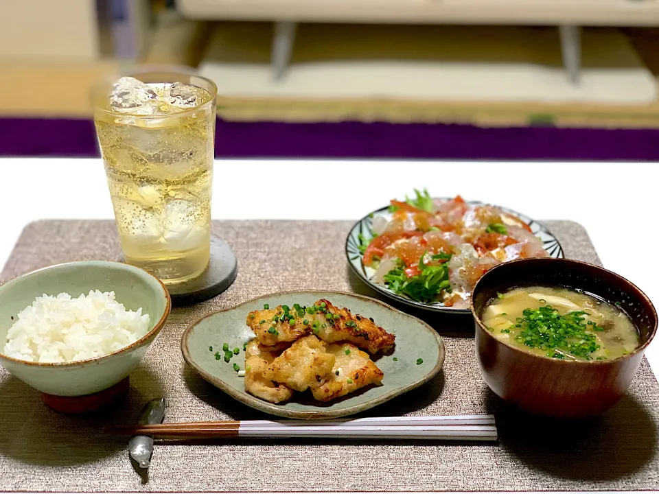 Snapdishの料理写真:ばんごはん。鶏胸肉ガーリック醤油味、鯛のカルパッチョ、お味噌汁。|yukiさん