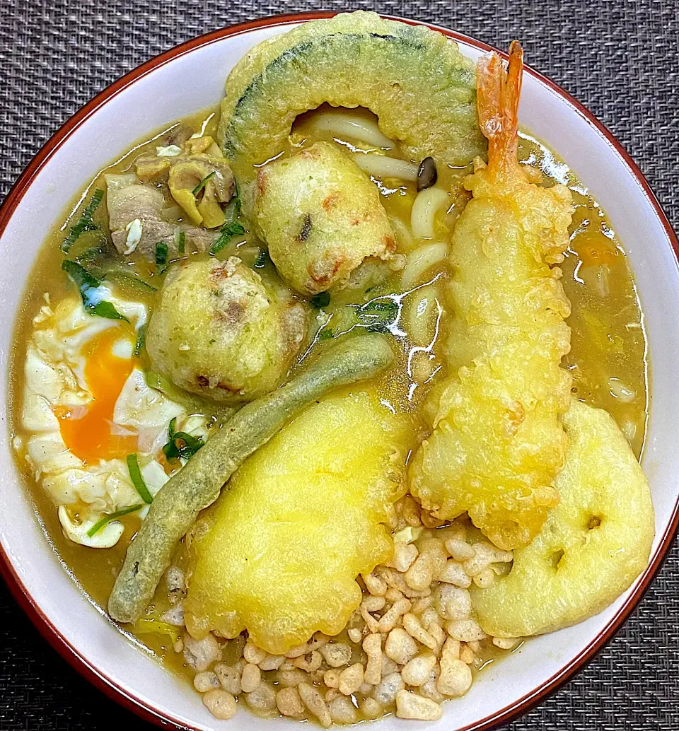 🍢おでん由来の牛すじ天ぷらカレーうどん🍛|すくらんぶるえっぐさん