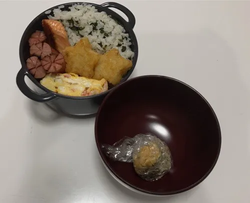 久々のパパ弁🌟ワカメご飯🌟星型ポテト🌟鮭🌟ウインナー🌟カニカマ入り厚焼き卵🌟みそ玉|Saharaさん