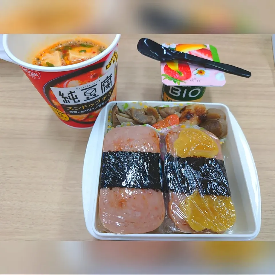 Snapdishの料理写真:★今日のお弁当★

✴️スパムおにぎり

✴️筑前煮|☆Chieco☆さん