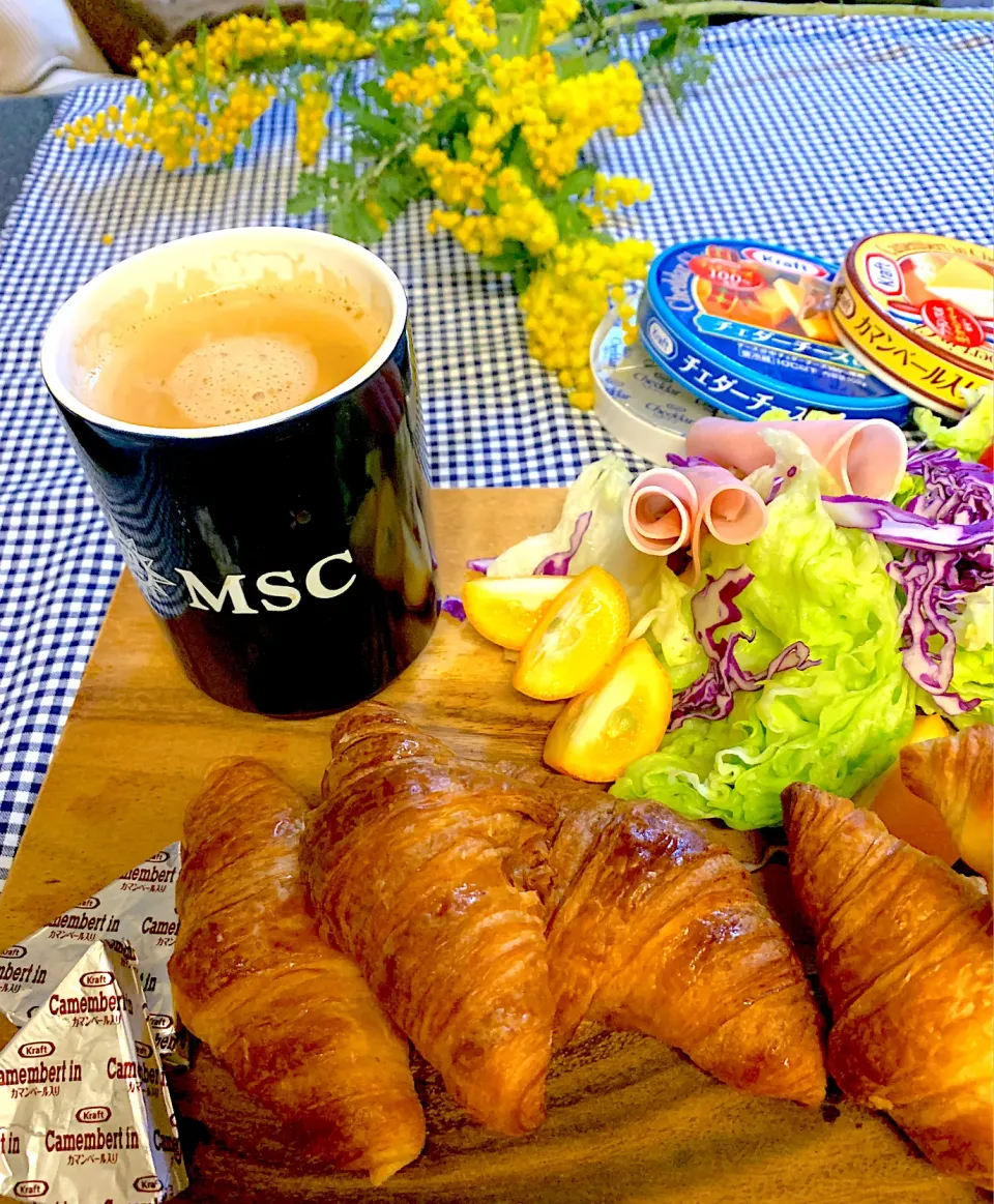 カフェ・オ・レとクロワッサン🥐|シュトママさん