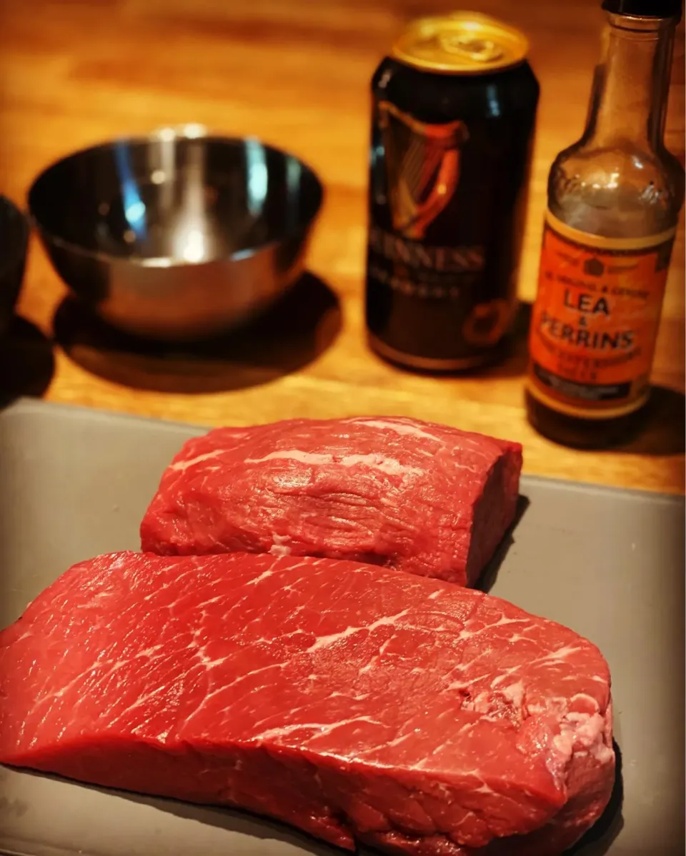 Preparing a dish I have not made in a while 
Diced Beef 
Onions 
Worcester Sauce 
Salt & pepper 
Galrlic ,mustard 
Guinness
Demi glacé 
Tomorrow I get some beef|Emanuel Hayashiさん