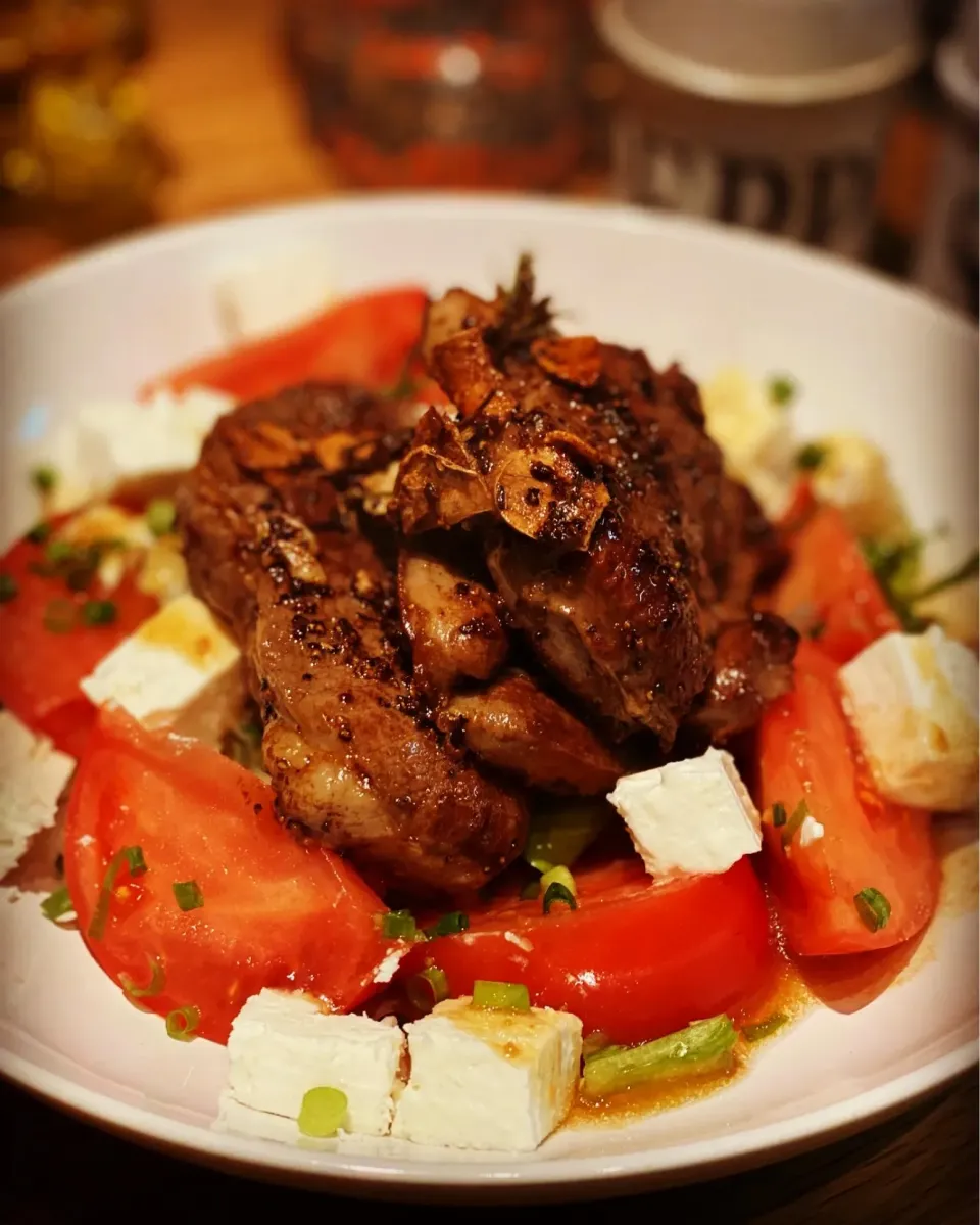 Dinner ! Dinner !  Dinner ! 
Pan Seared Lamb Steak season in Black Pepper with Garlic and Butter 
On top of a Feta Cheese Salad 
#lamb #salad #chefemanuel 
#hom|Emanuel Hayashiさん