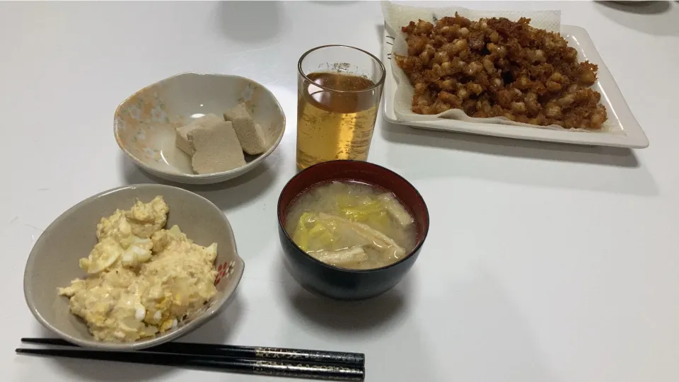 晩御飯(^^)🌟高野豆腐の炊いたん🌟ポテトサラダ🌟鶏軟骨唐揚げ🌟みそ汁（白菜、あさり、揚げ）|Saharaさん