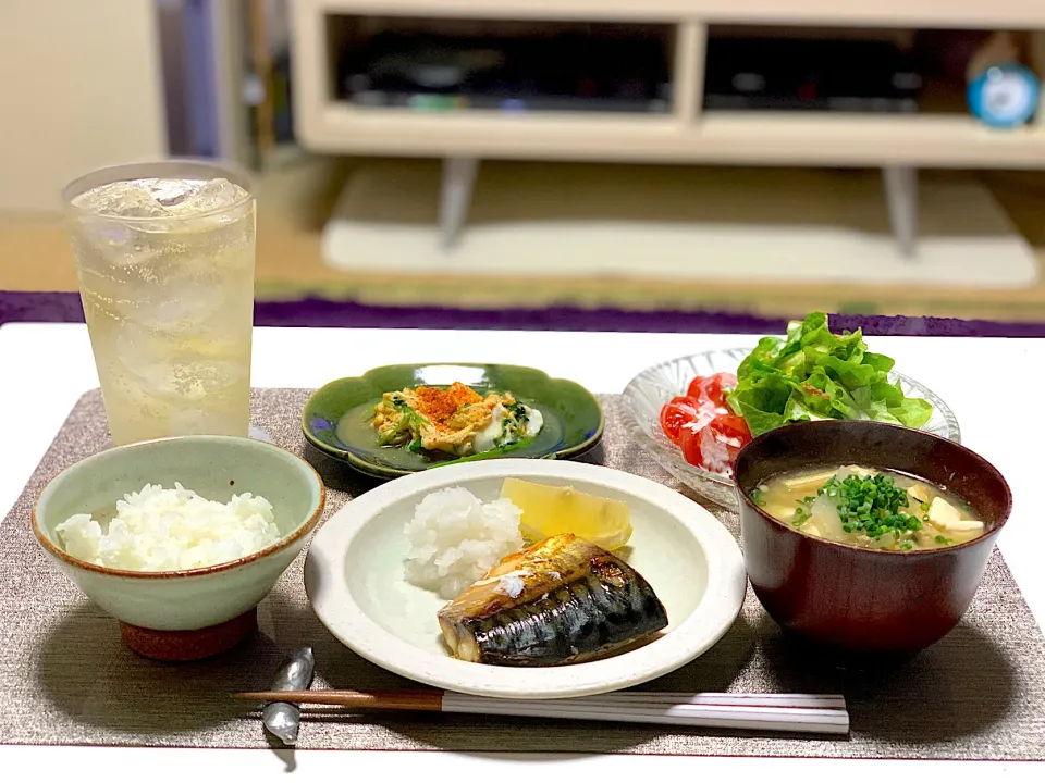 Snapdishの料理写真:ばんごはん。鯖の塩焼き、豆苗の卵とじ、サラダ、お味噌汁。|yukiさん