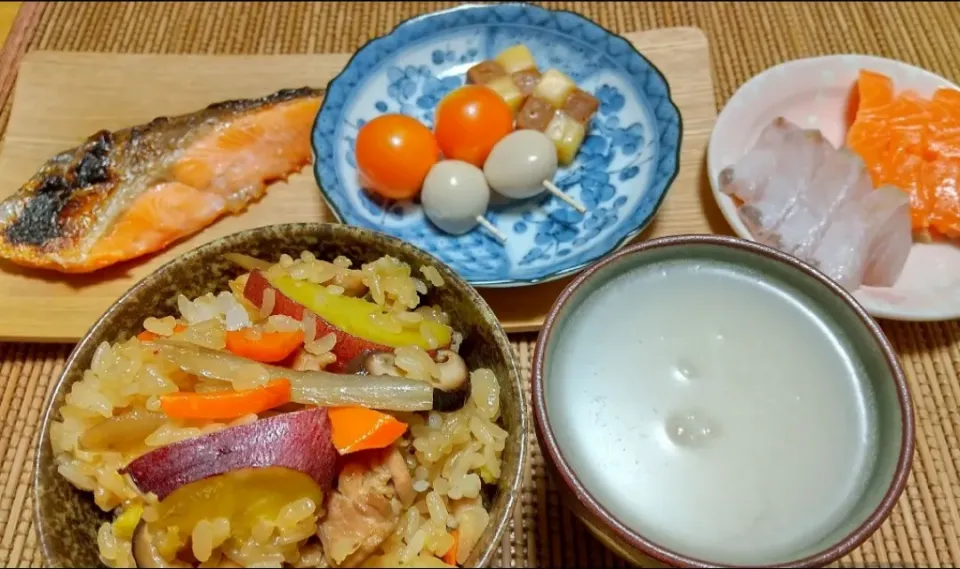 Snapdishの料理写真:さつまいも🍠おこわ
焼き鮭にマッコリ🍶✨|manmalさん