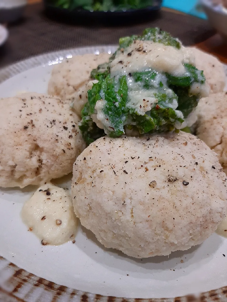 Snapdishの料理写真:おからと鶏挽き肉バーグ　菜の花チーズソース|マイさん