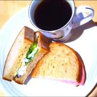 Snapdishの料理写真:ハムと野菜の朝サンド🥪|ななママさん