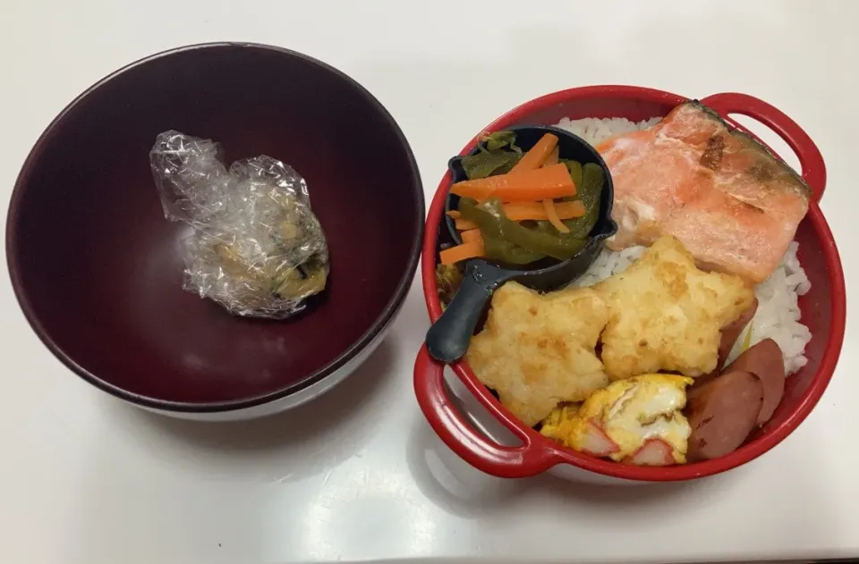 パパ弁🌟鮭🌟人参とピーマンの煮浸し🌟ウインナー🌟星型ポテト🌟カニカマ入り厚焼き卵🌟みそ玉|Saharaさん