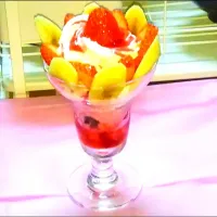 Snapdishの料理写真:苺🍓とバナナ🍌のお家パフェ|ななママさん