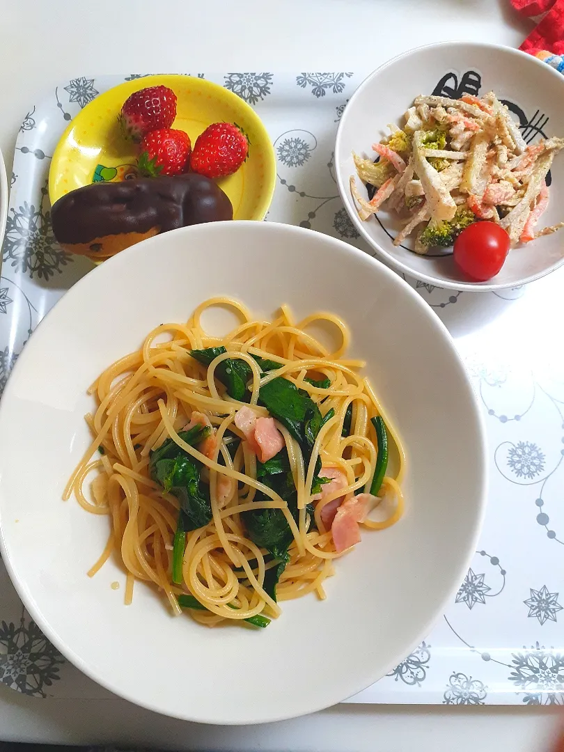 ☆自宅療養中☆各自が隔離でお昼ごはん、ポパイパスタ、牛蒡ブロッコリーサラダ、エクレア、いちご|ｼｮｺﾗさん