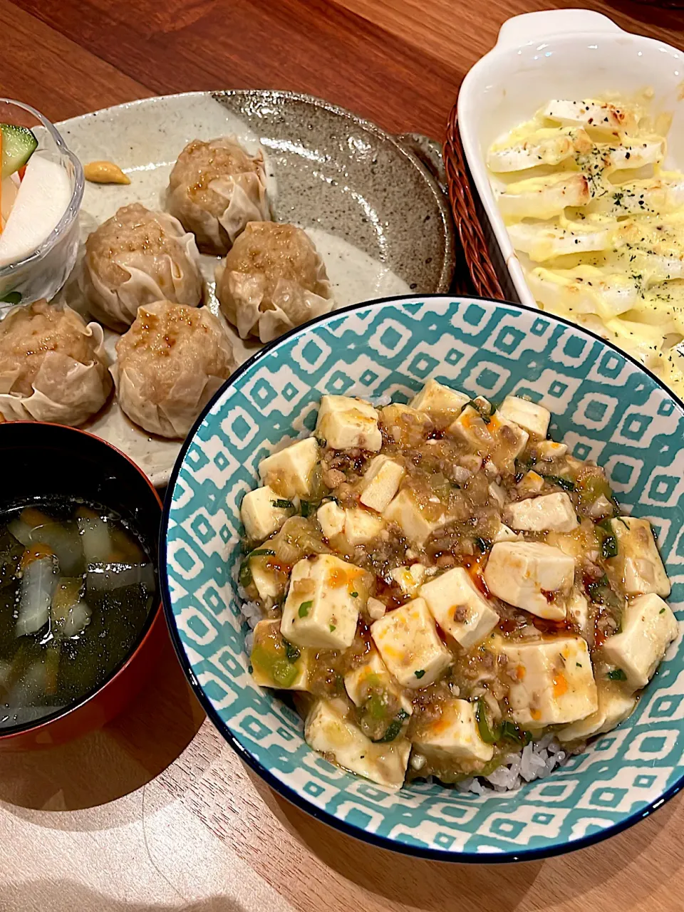 麻婆豆腐丼　長芋マヨチーズ焼き　しゅうまい　ピクルス　スープ|とゆあさん