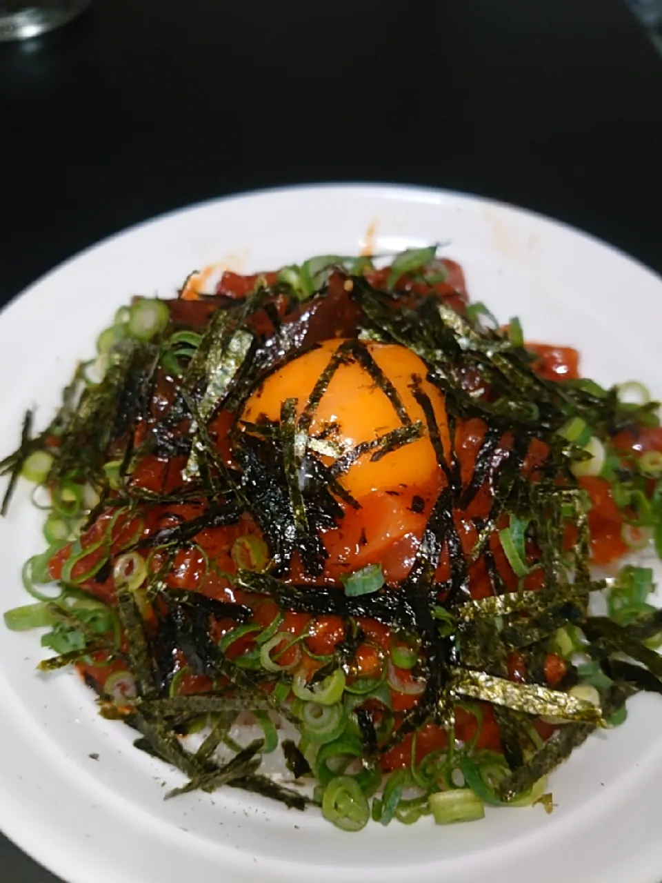 マグロとサーモンのユッケ丼 
〆にお湯を注げば茶漬けが抜群にうまい！|Nozomi6Yoshidaさん