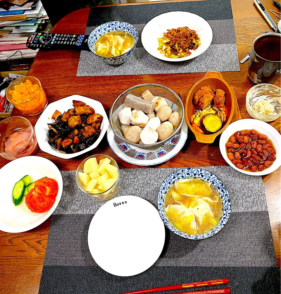 Snapdishの料理写真:こんにゃくと里芋の味噌田楽、茄子と鶏もも肉の煮付け、蒸し野菜、胡瓜トマト、ワンタンスープ|yakinasuさん